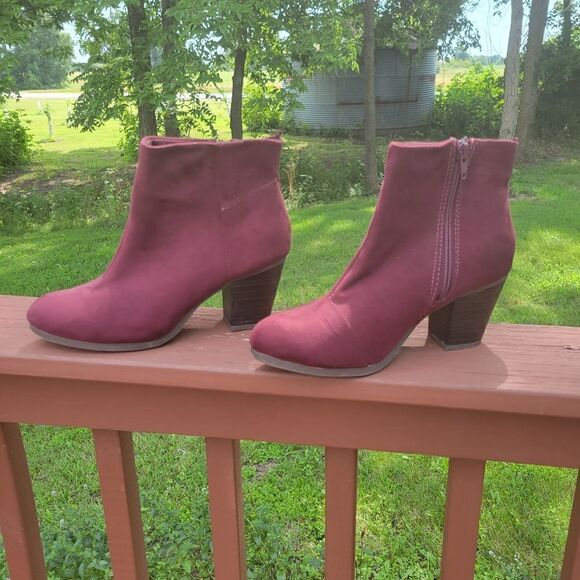 GAP Women's Burgundy Faux Suede Side Zip Stacked Heel Ankle Bootie Size 8 - Picture 1 of 10